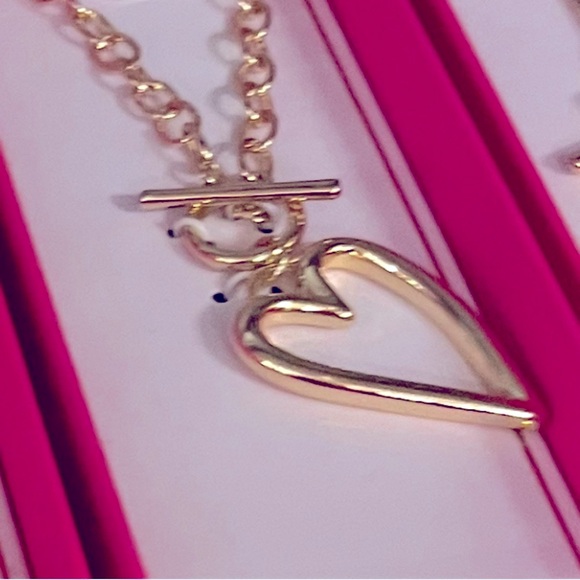 NWT ⚜️💛⚜️ True To Form Golden Tone Hollow Heart Charm Necklace - Picture 5 of 13